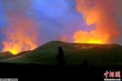 剛果(金)東部一火山巖漿噴發(fā) 紅光漫天