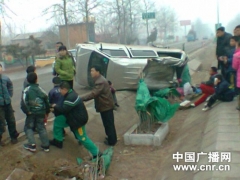 廊坊側(cè)翻面包車追蹤 肇事司機(jī)常有償接送學(xué)生